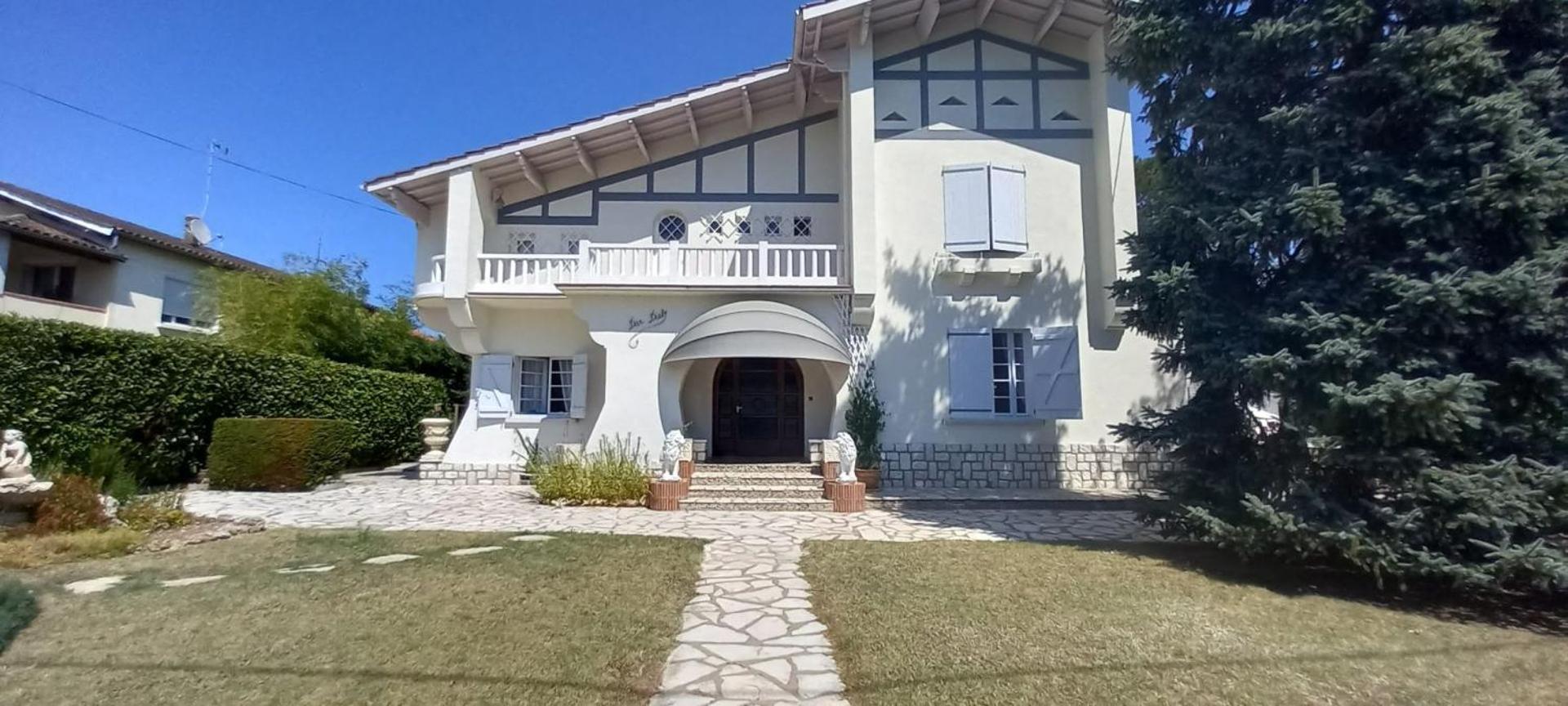 La Maison Basque Sainte-Livrade-sur-Lot Exterior photo